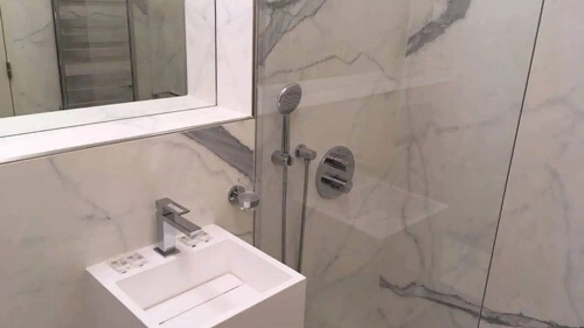 Hotel Ferney Republique Paris