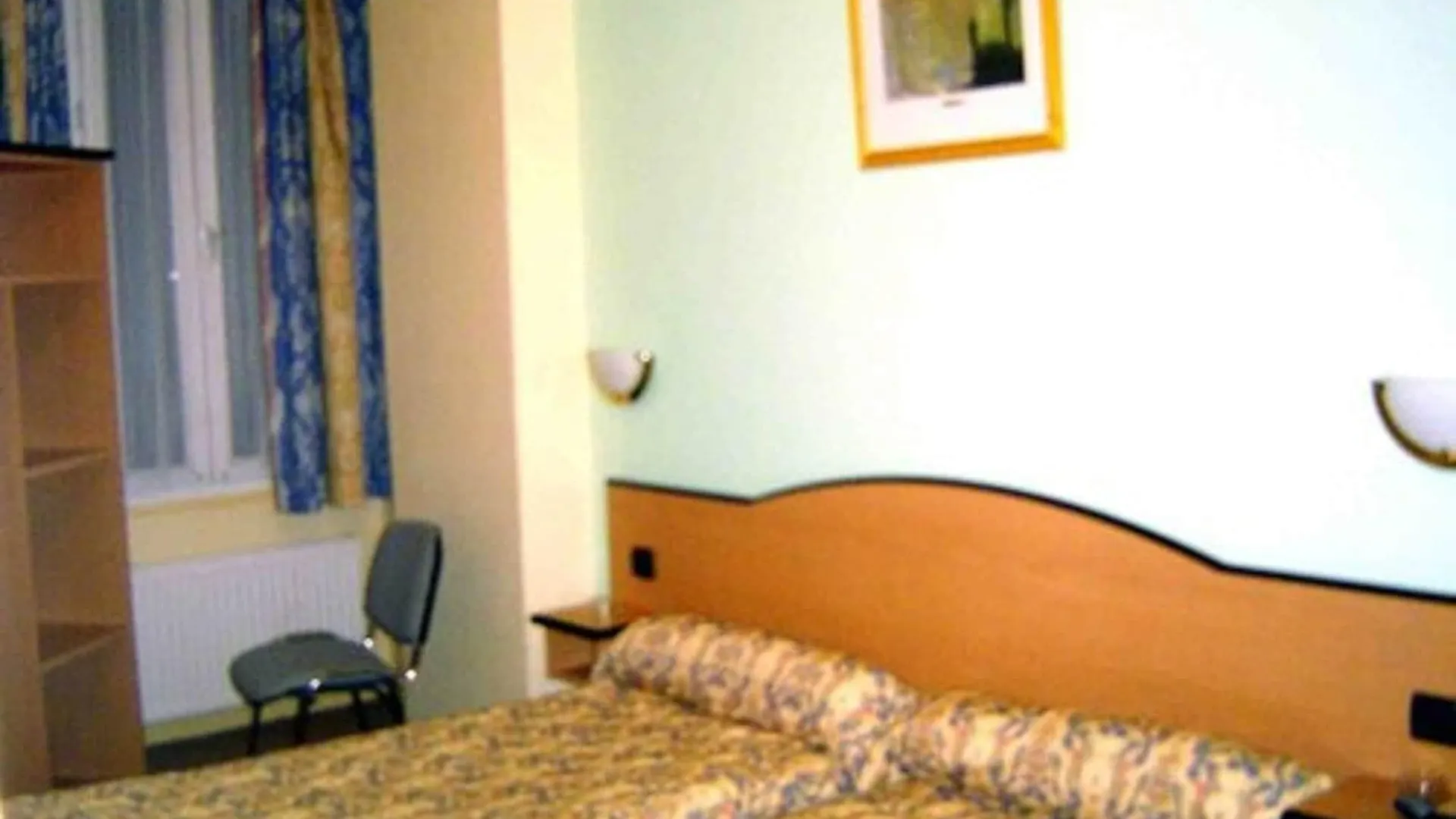 Hotel Ferney Republique Paris