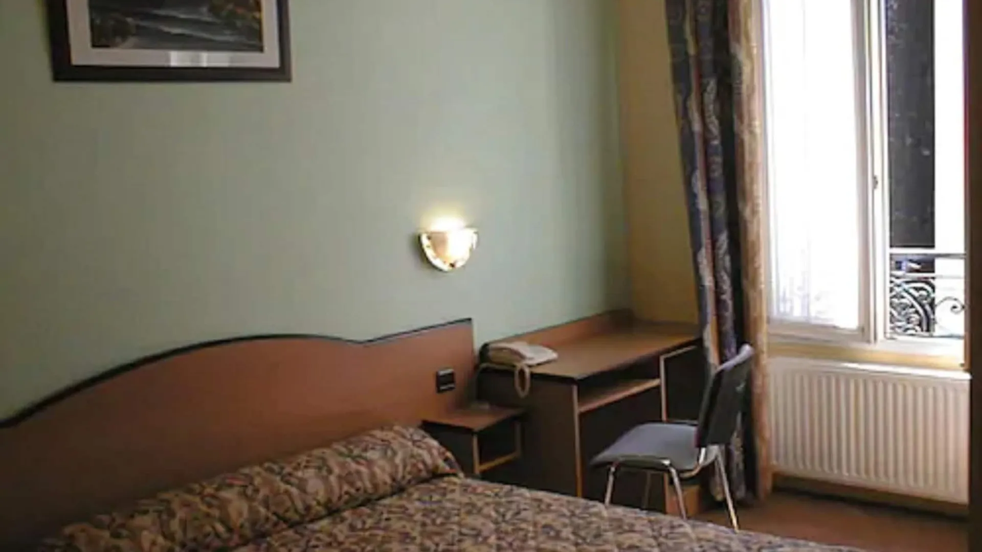 Hotel Ferney Republique Paris