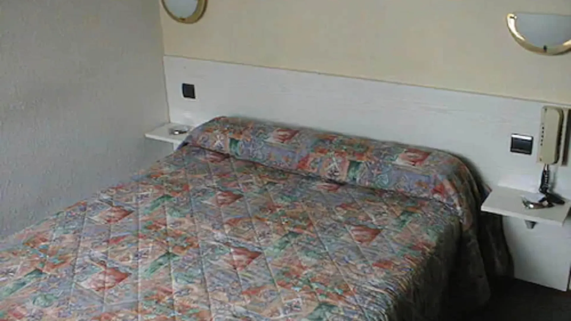 Hotel Ferney Republique Paris