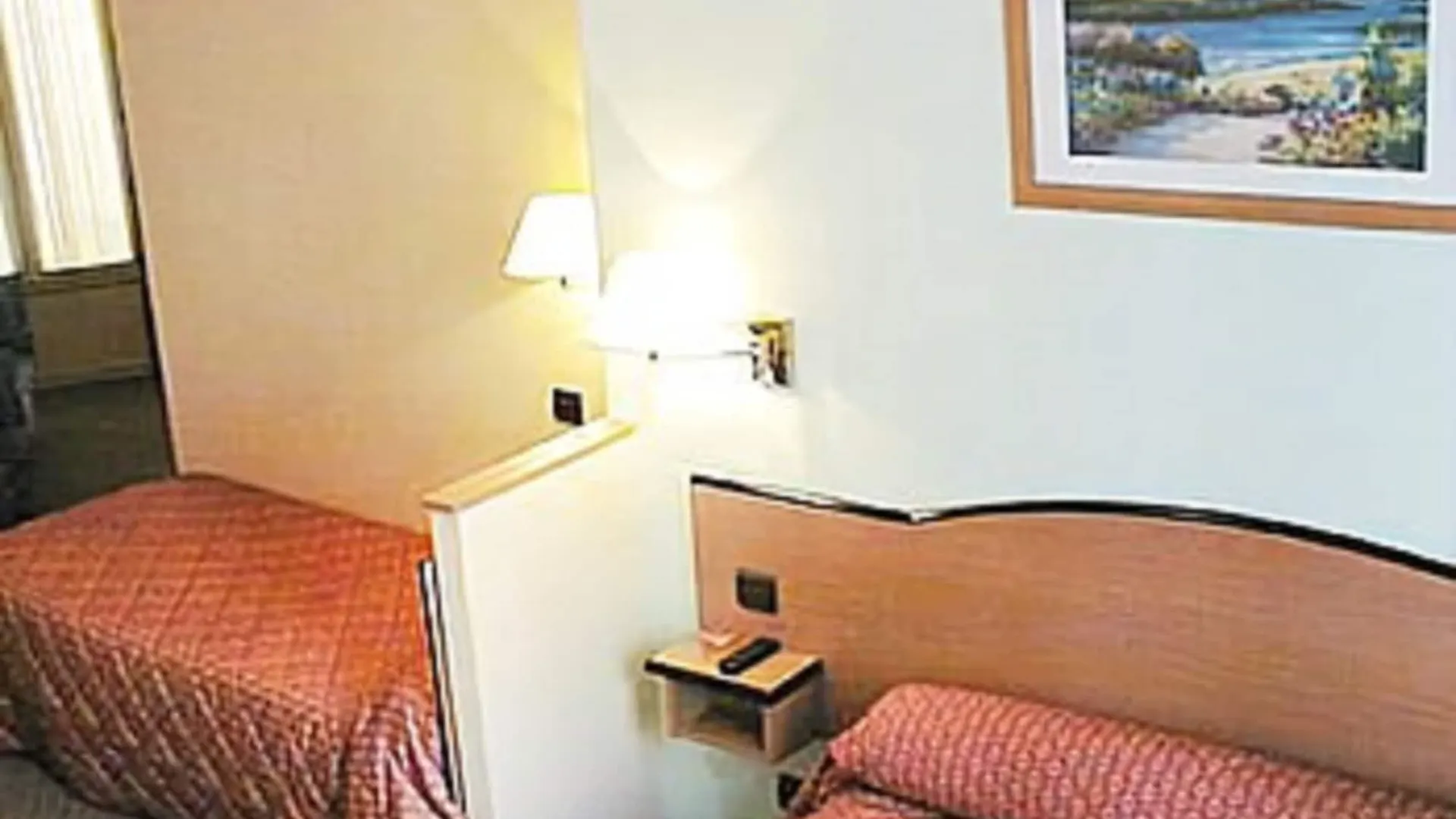 Hotel Ferney Republique Paris