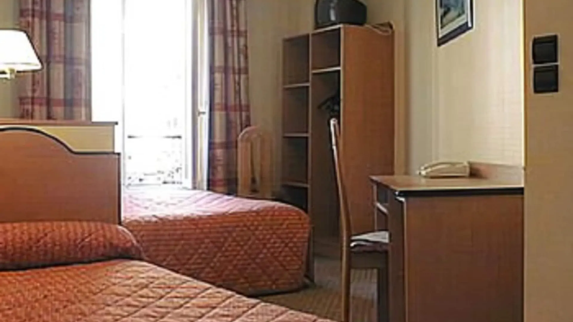 Hotel Ferney Republique Paris