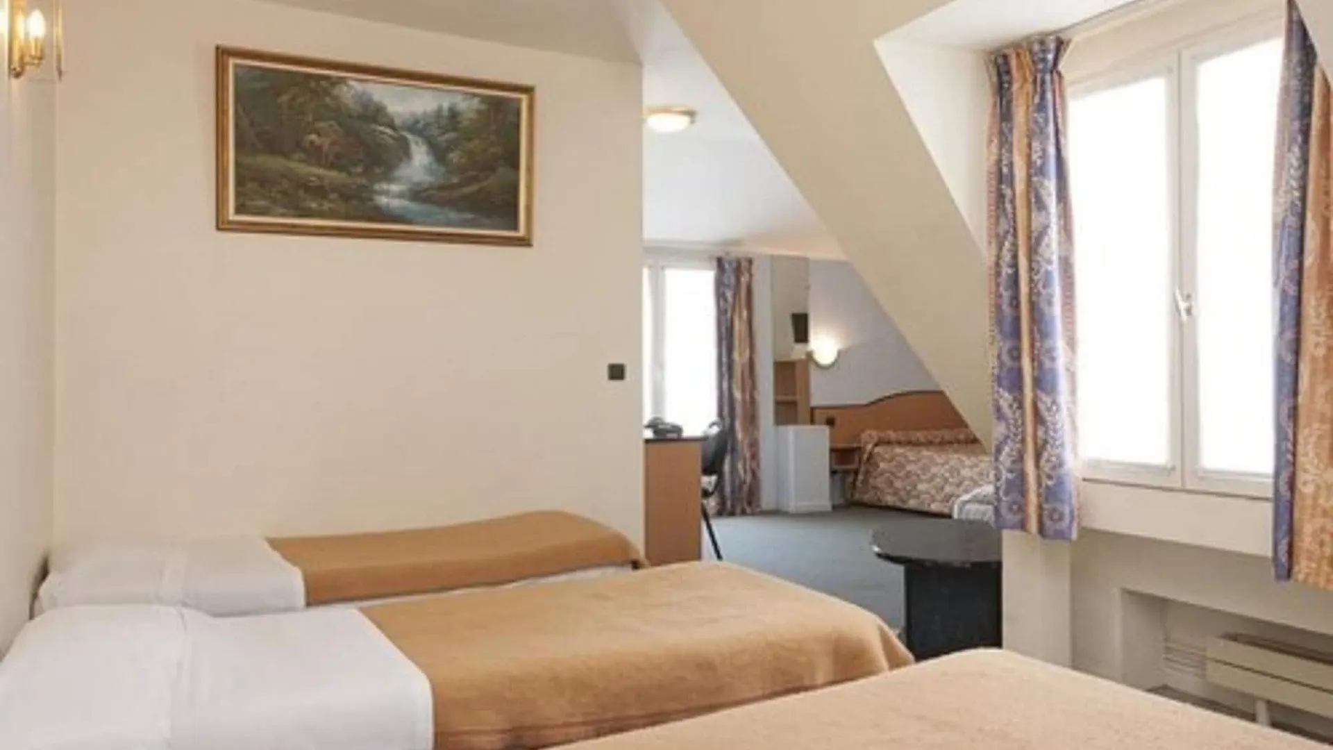 Hotel Ferney Republique Paris