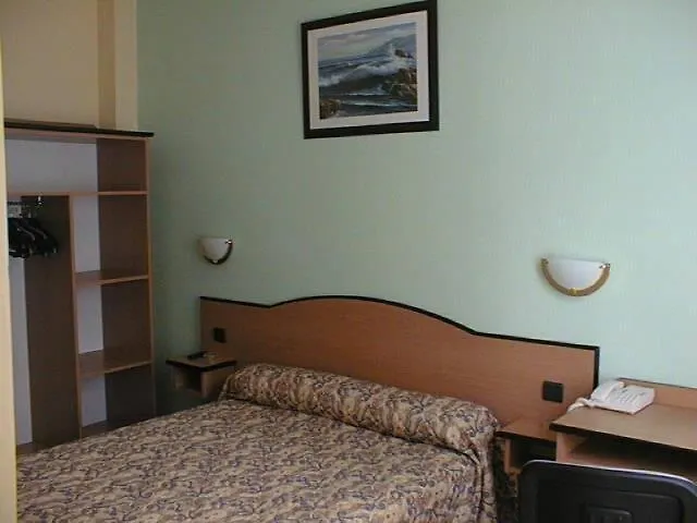 Hotel Ferney Republique Paris